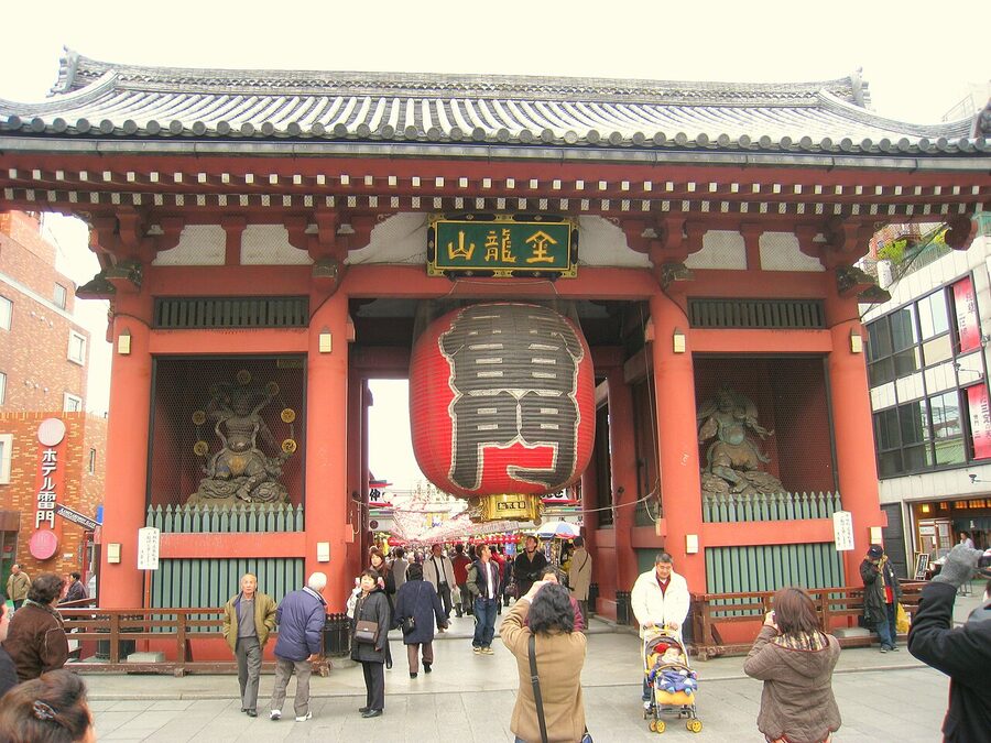 Kaminarimon outer gate of Senso-ji Temple with Fujin and Raijin guardians, Asakusa