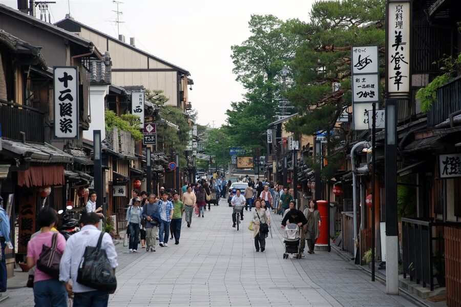 Hanamikoji-dori in Kyoto with traditional wooden machiya buildings