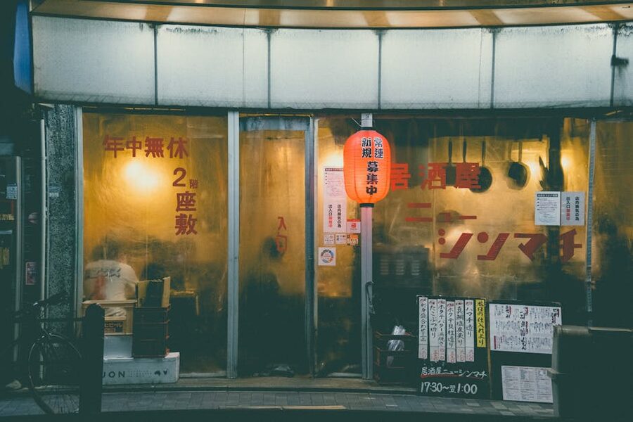 A cozy izakaya in Kyoto with warm lantern lighting