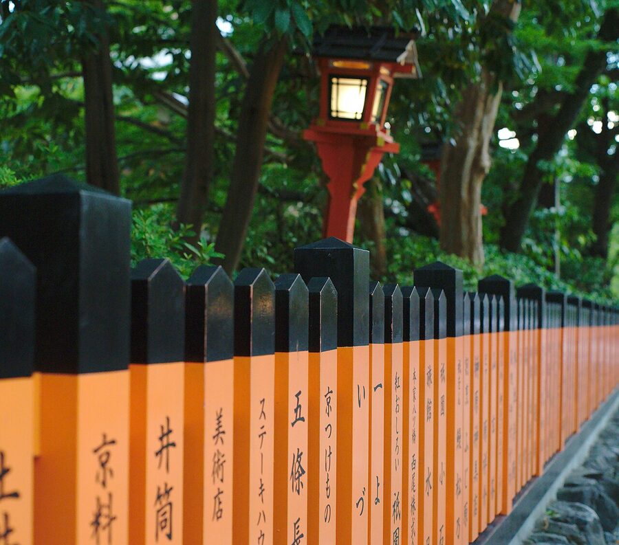 Wooden machiya facades next to the Tatsumi Bridge in Gion