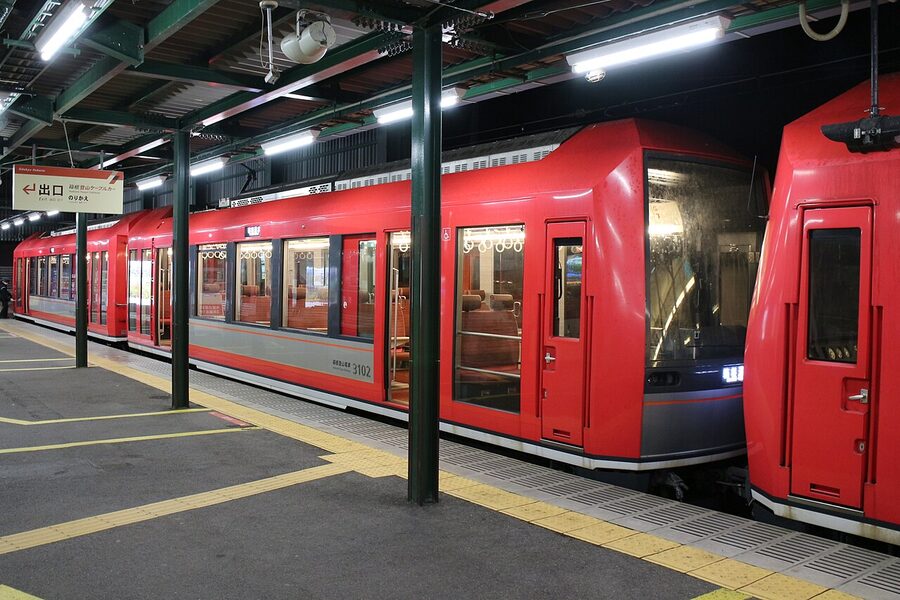 Hakone Tozan 3000 series train at the platform