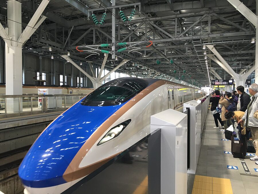 A JR East E7 series Hokuriku Shinkansen at Toyama Station