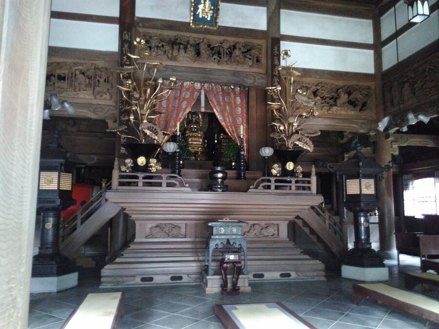 The covered wooden corridor connecting halls at Eiheiji temple