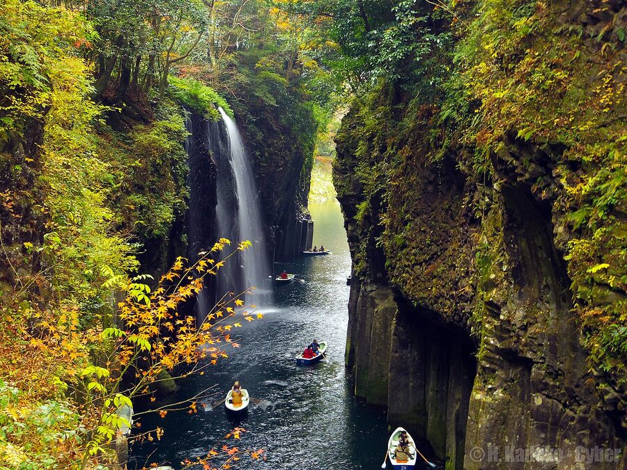 kyushu takachiho gorge for autumn travel guide