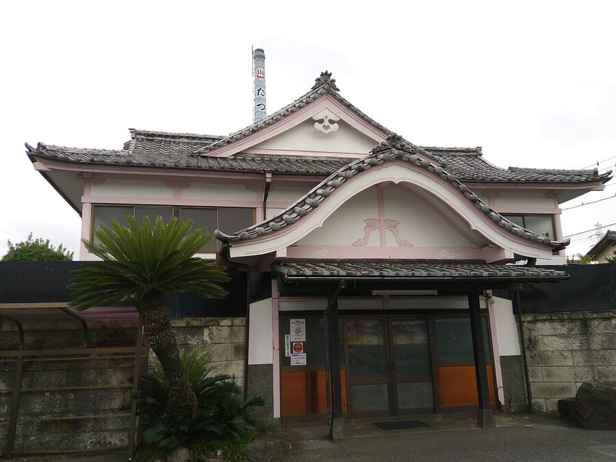 Tatsuno-yu sento exterior in Tokyo, traditional bathhouse signage