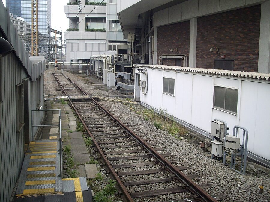 Tokaido Shinkansen terminus at Tokyo Station platform 15