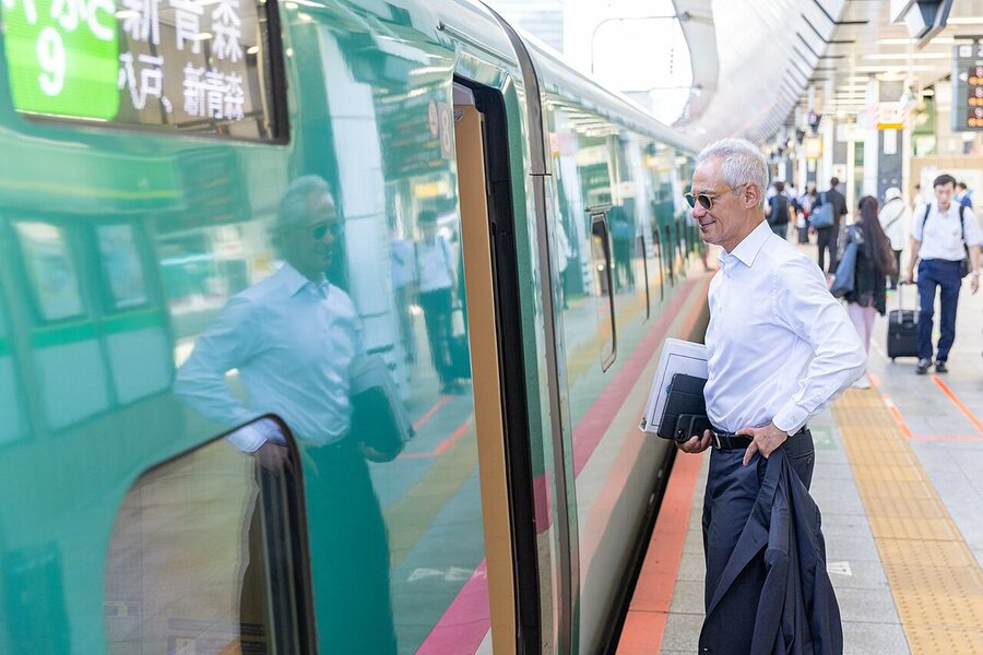 Hayabusa Shinkansen boarding at Tokyo Station platform