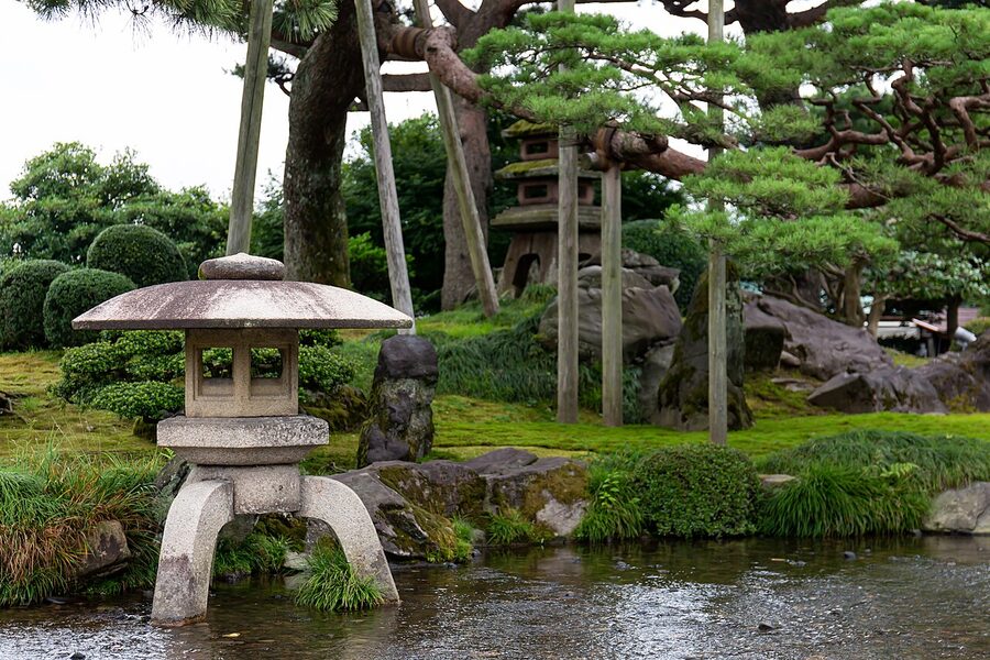 Kenrokuen morning view of Kasumi-ga-ike pond