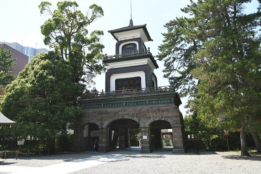 Oyama Shrine three-story Shinmon gate