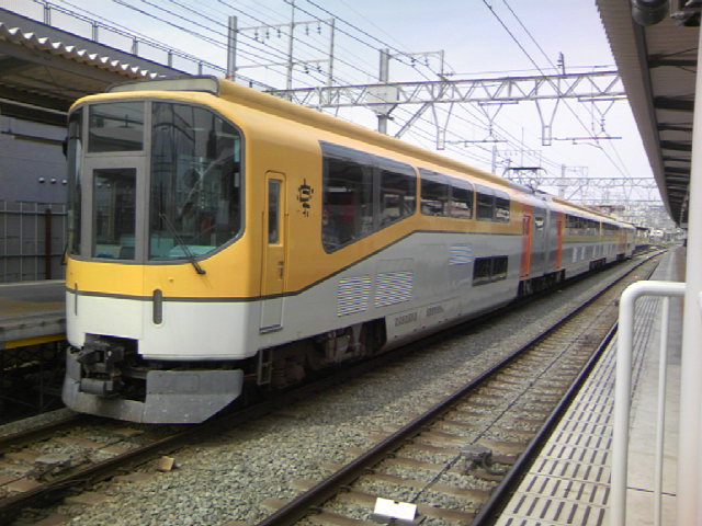 Kintetsu Nara Line 20000 series train at Higashi-Hanazono Station