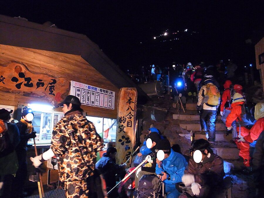 Munetsuki Edoya hut on the Yoshida trail