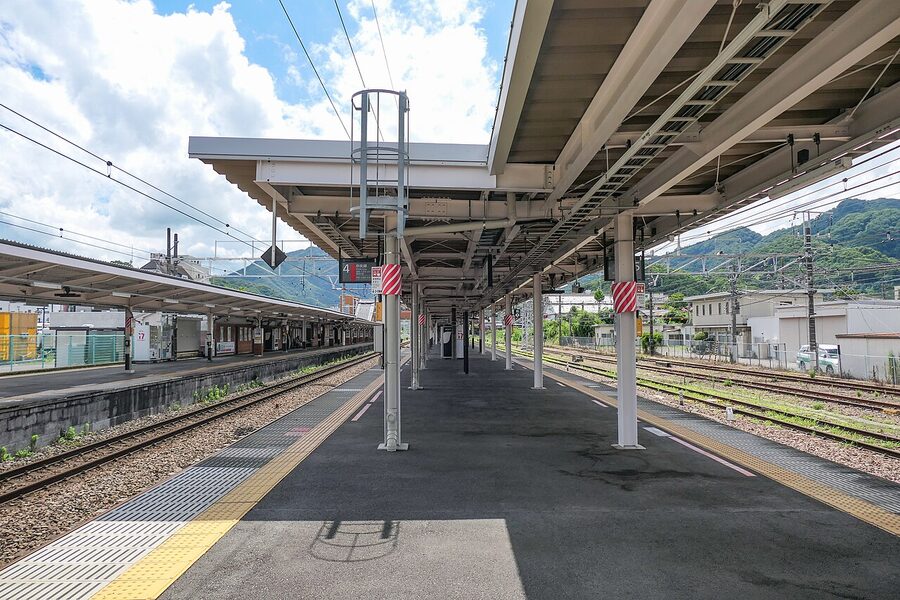 JR East Otsuki Station platform with signage for Fujikyu Railway transfer