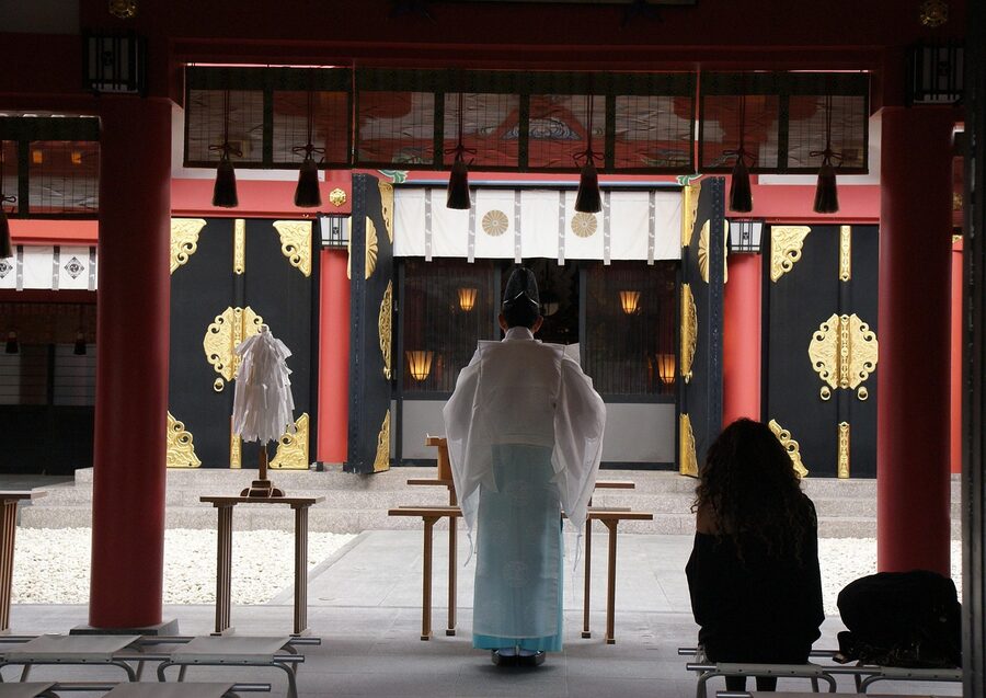 Naminoue Shrine ritual scene