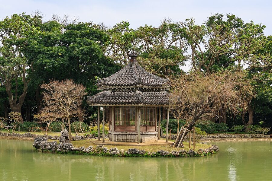 Shikinaen pond and pavilion