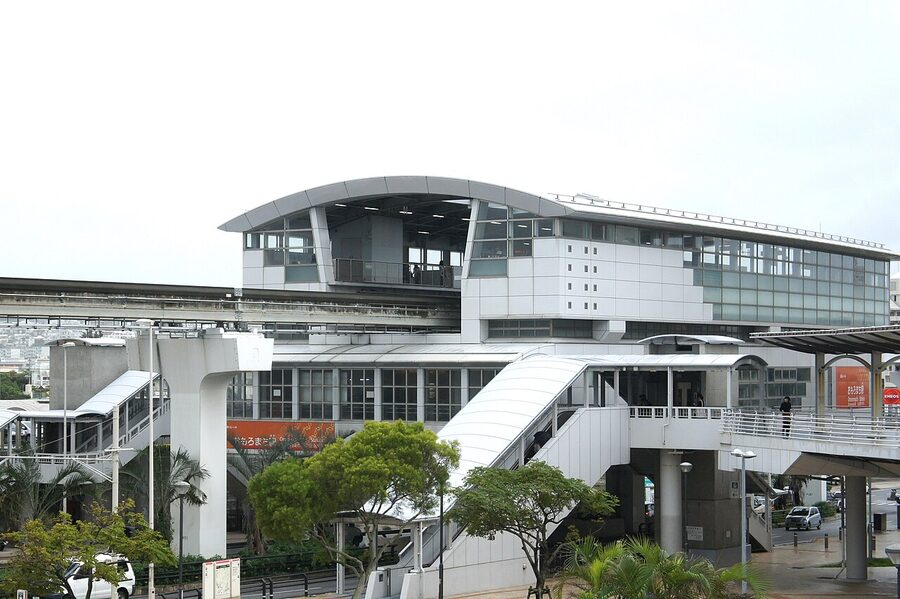Yui Rail train at Omoromachi station