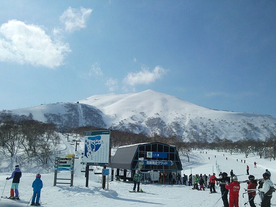 Hanazono second quad lift with Niseko Annupuri summit