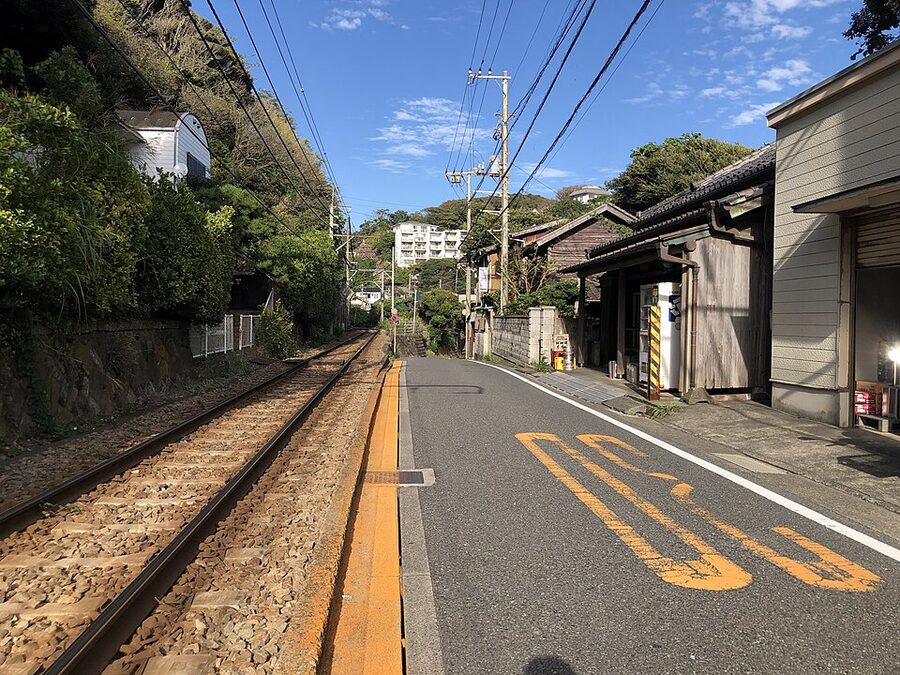 Enoden train running along the Shichirigahama coast