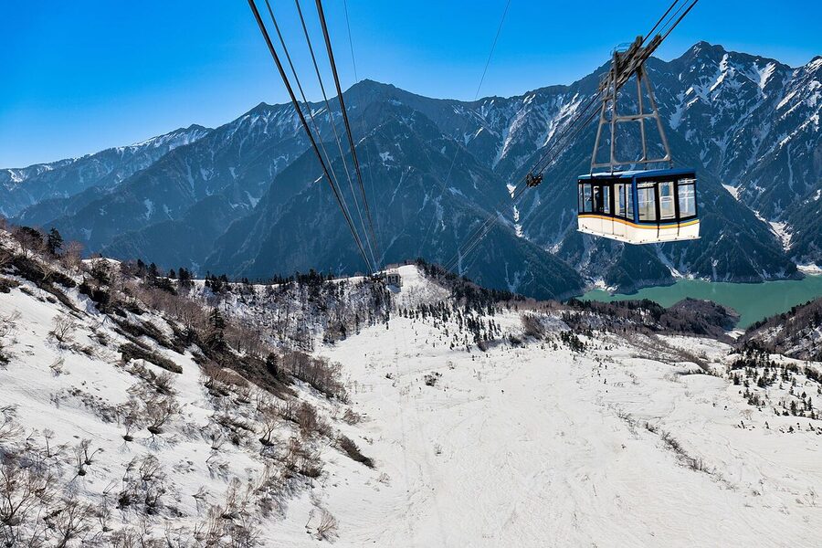 Tateyama Ropeway car descending the single span between Daikanbo and Kurobedaira