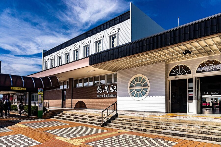 Tsuruoka Station building